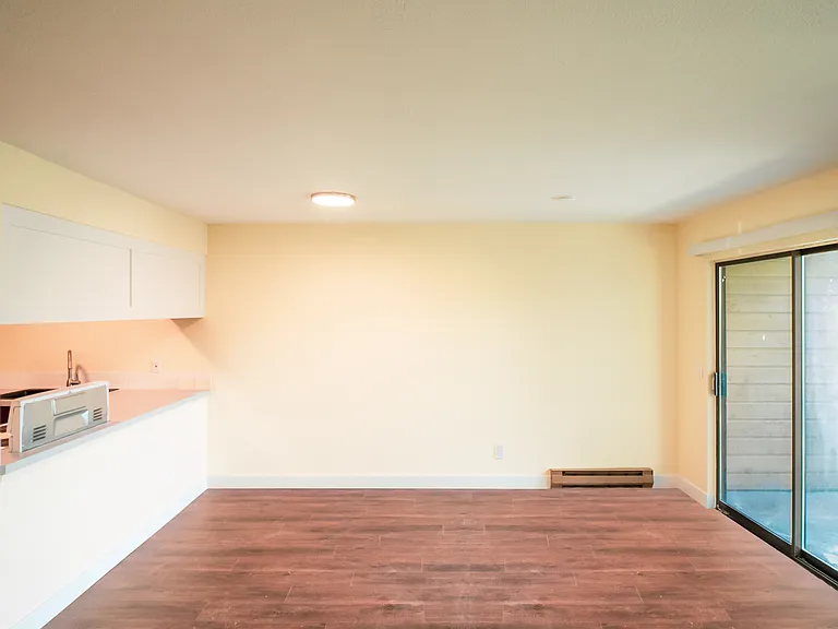 Voltaire Court Apartments — Photo 2