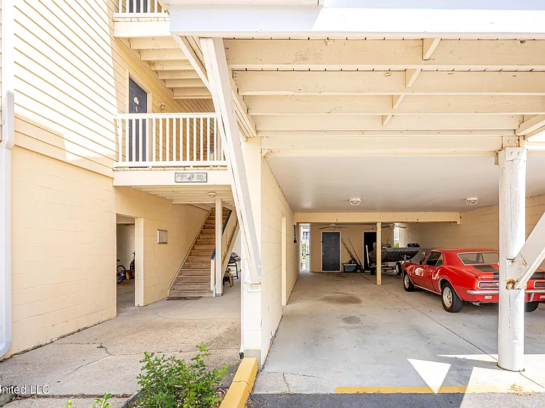 2421 Beachview Dr — Photo 3