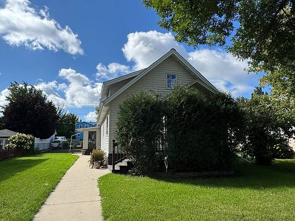 3rd image of 916 6th St NE