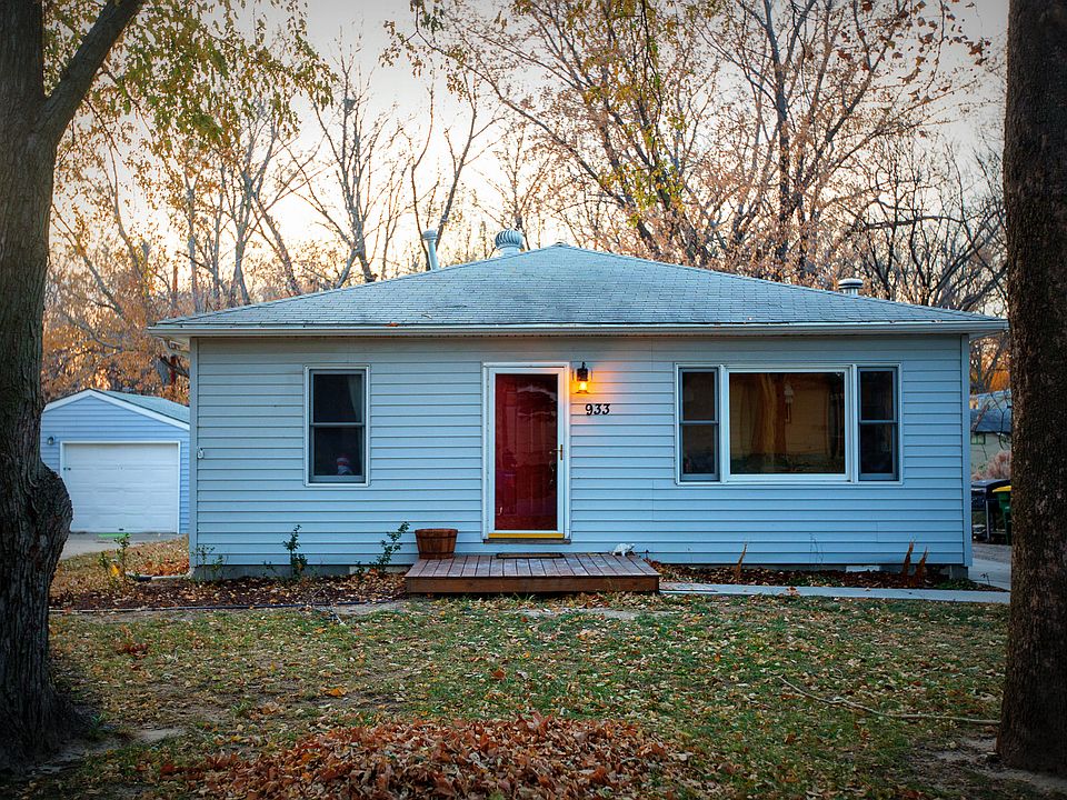 1st image of 933 Village Dr
