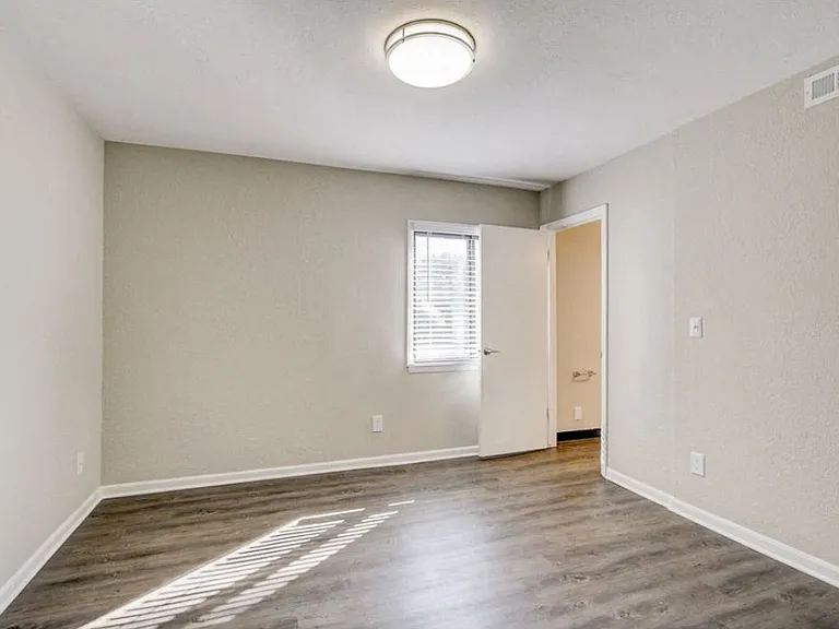 Lake Country Village Apartments — Photo 11