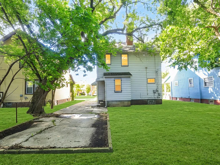 13721 Diana Ave — Photo 2