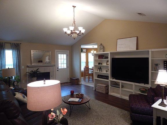 2nd image of 817 SW Arrowhead Dr