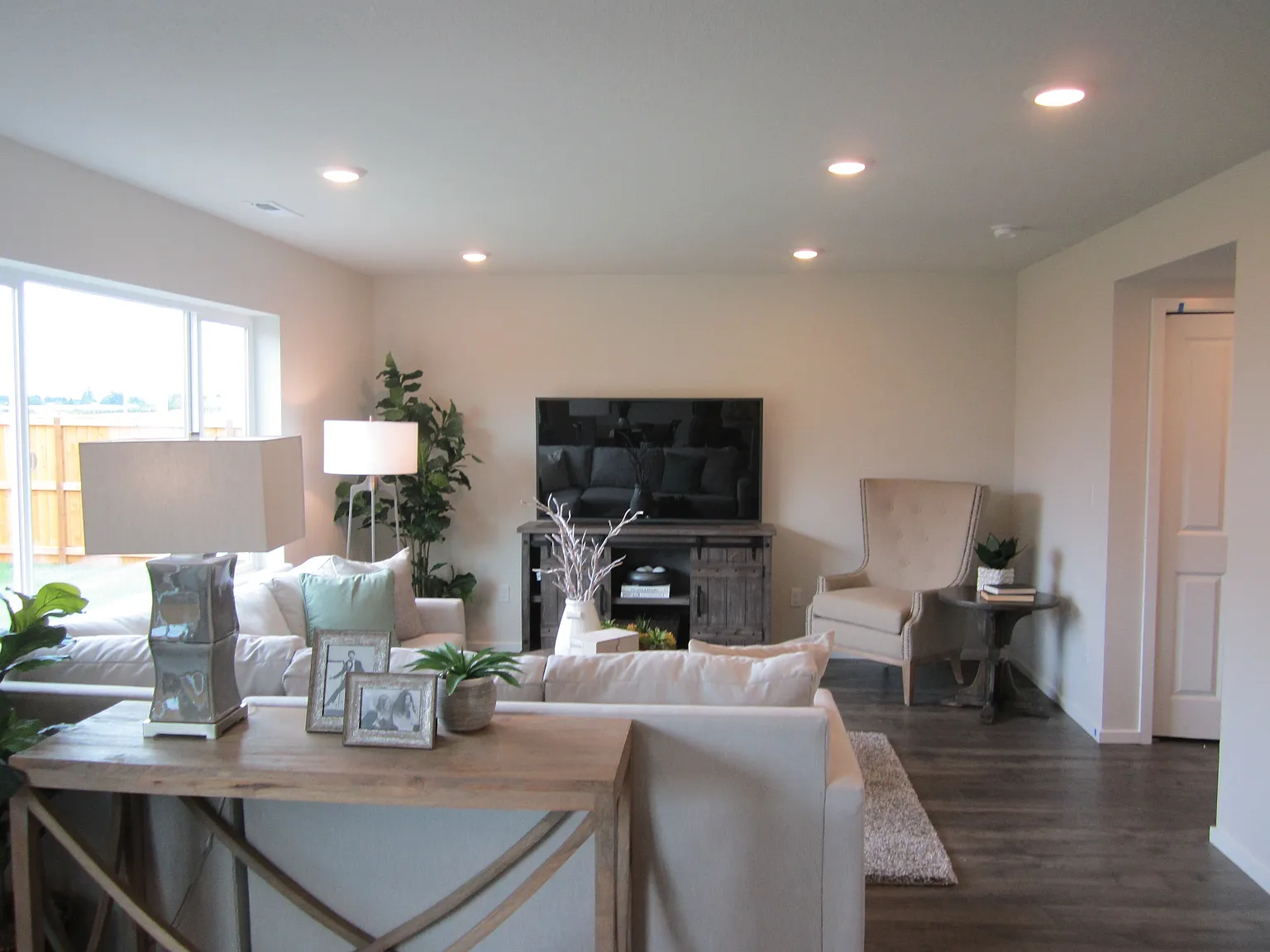 4 bed, 2.5 bath, 1880 sqft, $2,575 — Photo 4