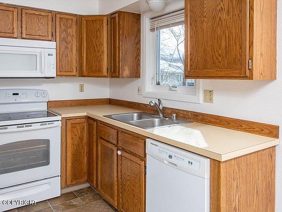 3rd image of 332 Gaylene Cir