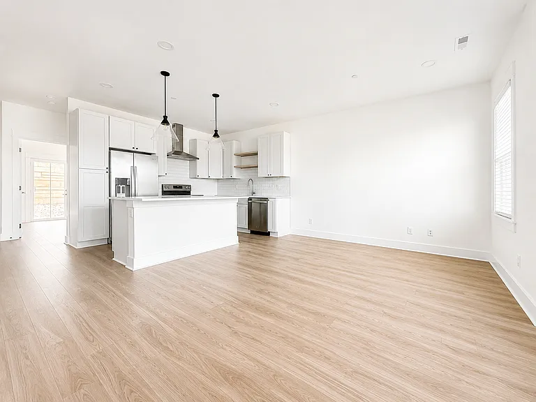 1385 Meridian St — Photo 6