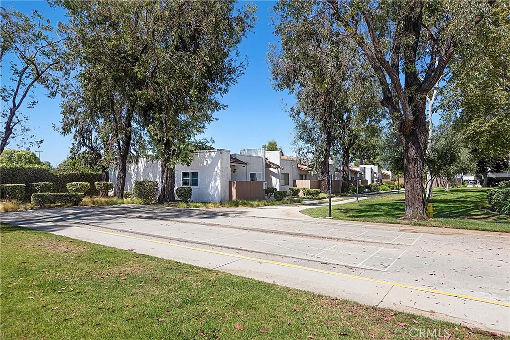2 bed, 986 sqft, $3,200 — Photo 1