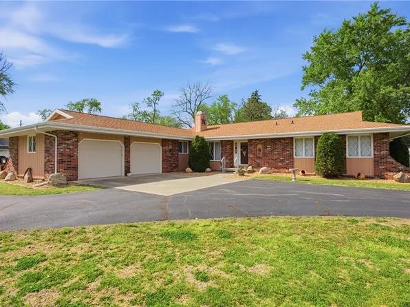 208 E Water St, Kansas, IL 61933