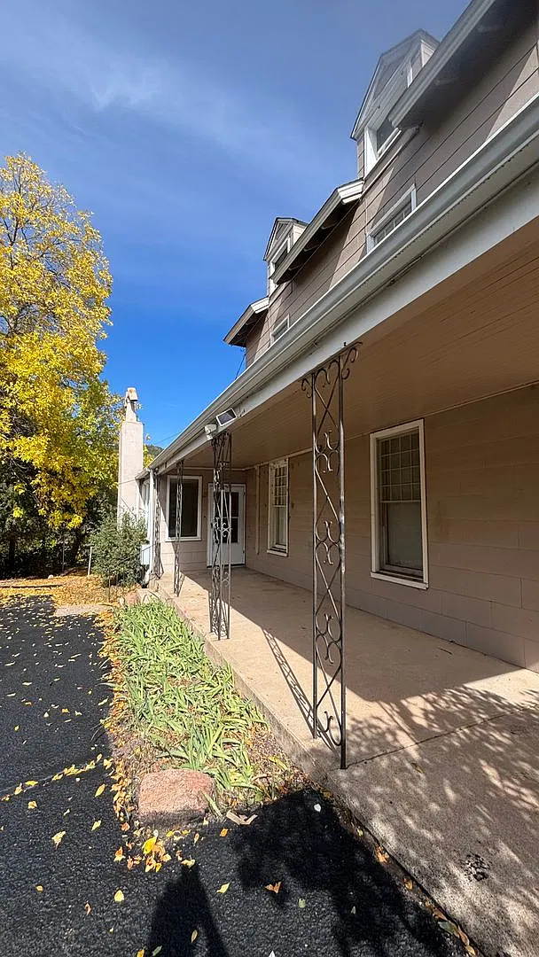 Spacious 2-bedroom, 1-bath rental in the heart of Manitou Springs with plenty of historic charm a... — Photo 2