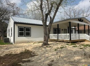 1008 N Gonzales St, Cuero, TX 77954
