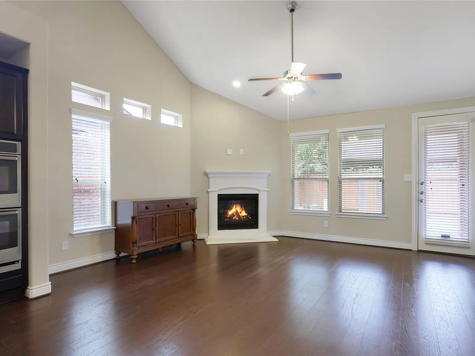 3 bed, 3.0 bath, 2548 sqft, $2,700 — Photo 2