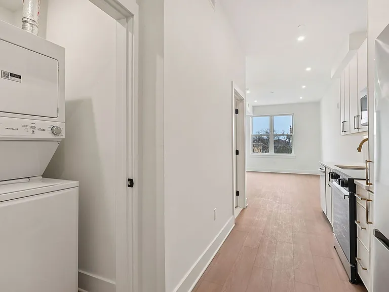 20 West — Photo 128