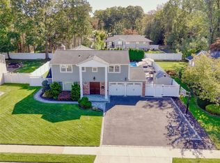 29 Voorhis Dr, Old Bethpage, NY 11804