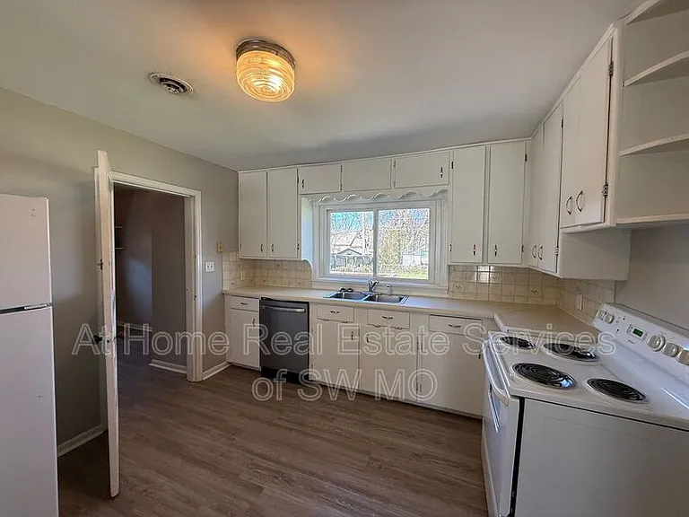 1465 E Seminole St — Photo 6