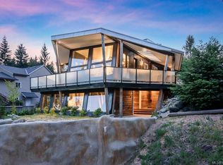 2613 Dunsmuir Ave, Cumberland, BC V0R 1S0