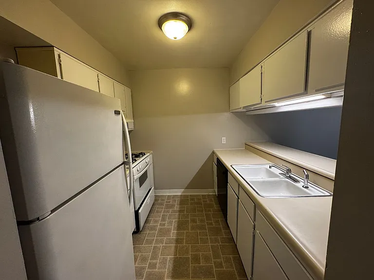 Coventry Court West Apartments — Photo 78