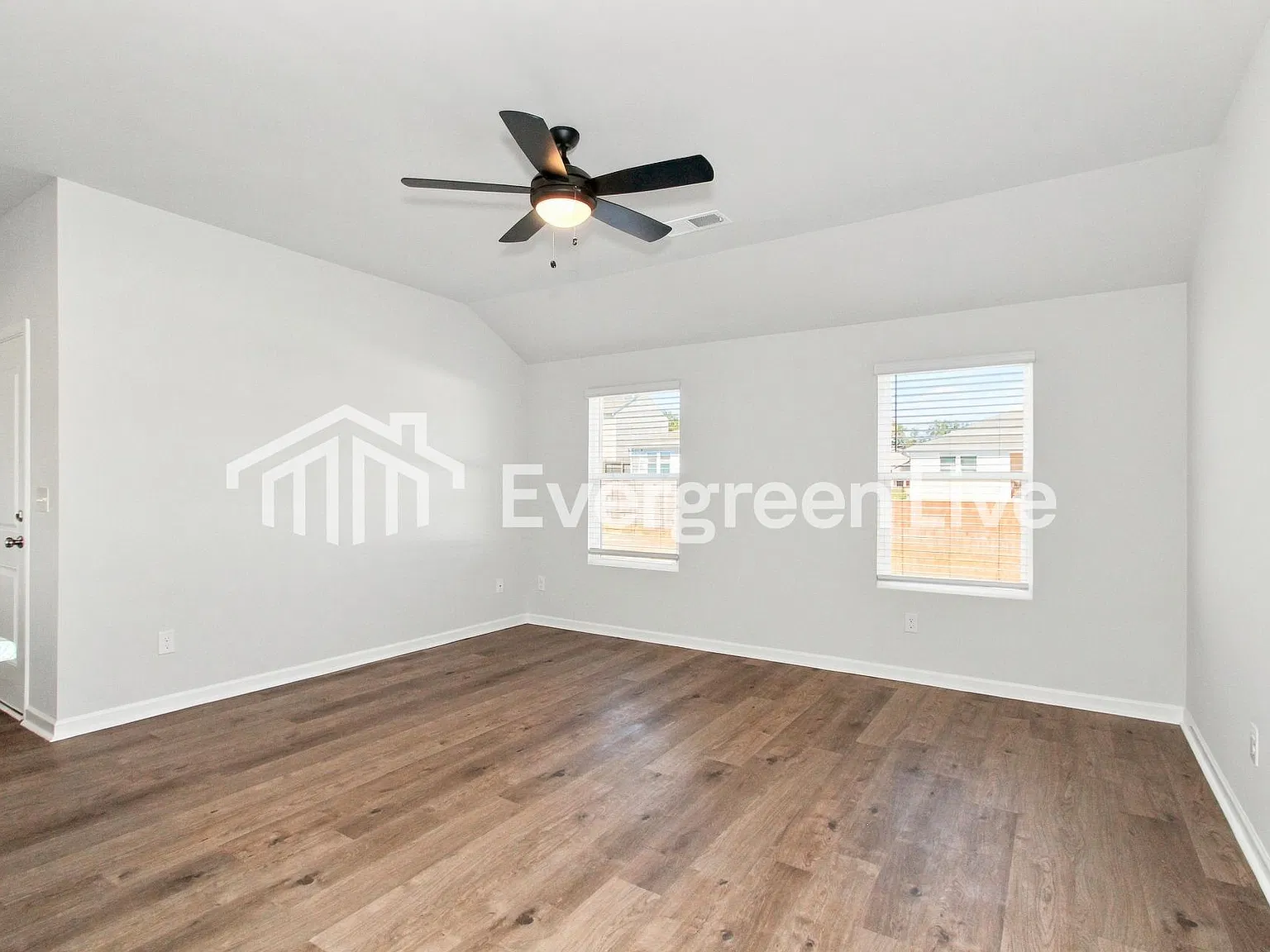 3 bed, 2.0 bath, 1355 sqft, $1,410 — Photo 4