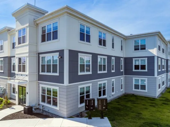 25 Circle St APT 3, Rumford, RI 02916