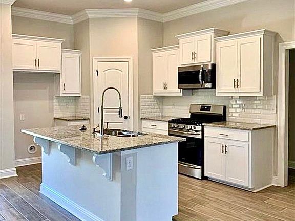 3rd image of 624 Beaumont Dr