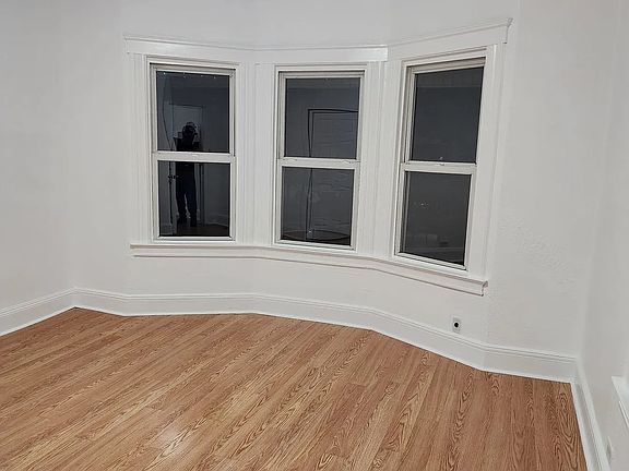 4th image of 100 Winslow Pl