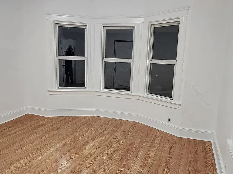 100 Winslow Pl — Photo 4