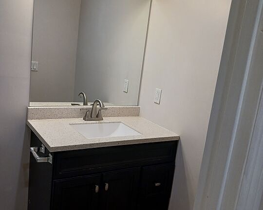 2nd image of 306 1/2 E 36th St