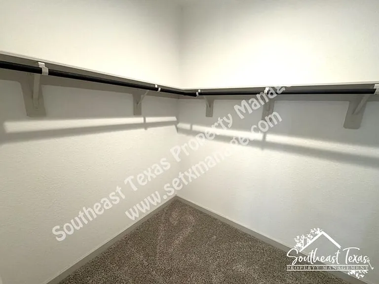 111 Lakeway Cir — Photo 13