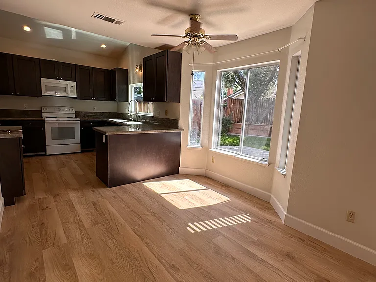 52 Elizabeth Ct — Photo 27