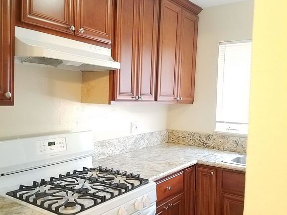 3rd image of 475 Redwood Ave APT 15