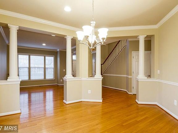 Columns define space without separation