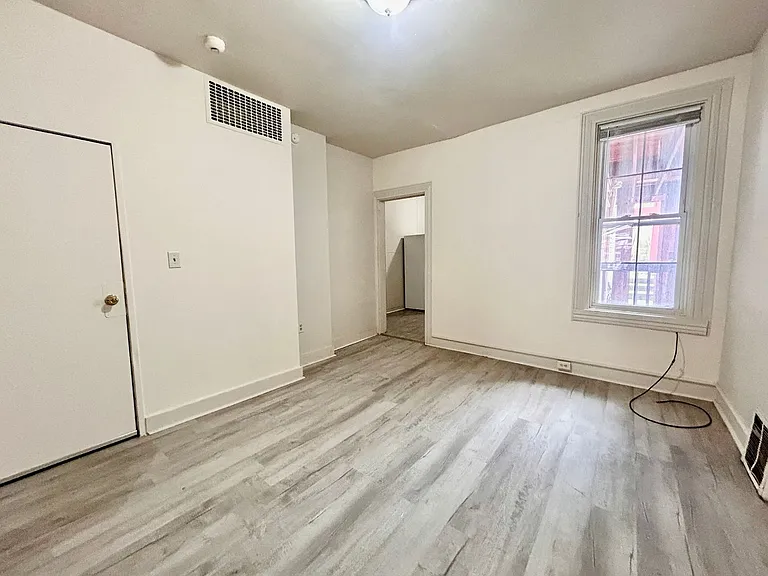 644 E Chestnut St — Photo 4