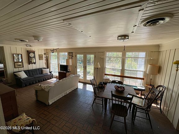4th image of 425 Natchez Ave