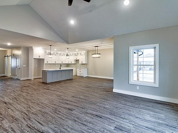 4th image of 736 Larry Ct
