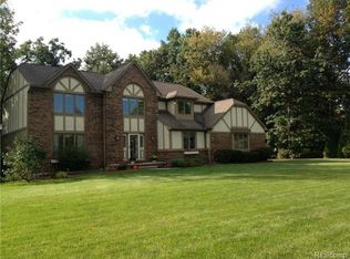 2792 Hartun Dr, Brighton, MI 48114