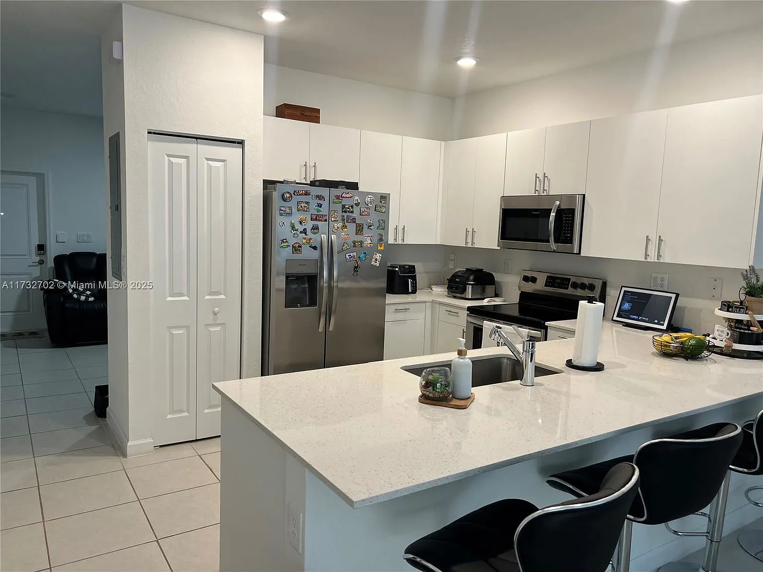 3 bed, 2.5 bath, 1393 sqft, $2,600 — Photo 2