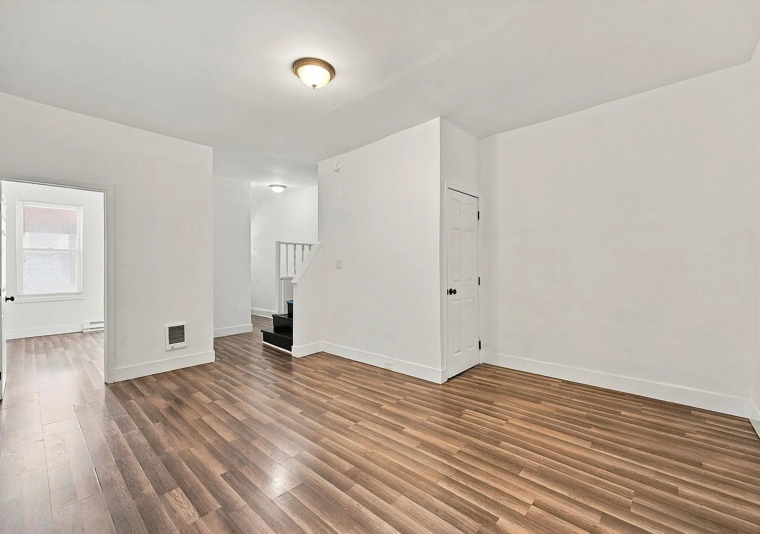Spacious Two Bedroom, One Bathroom House in Kensington — Photo 2