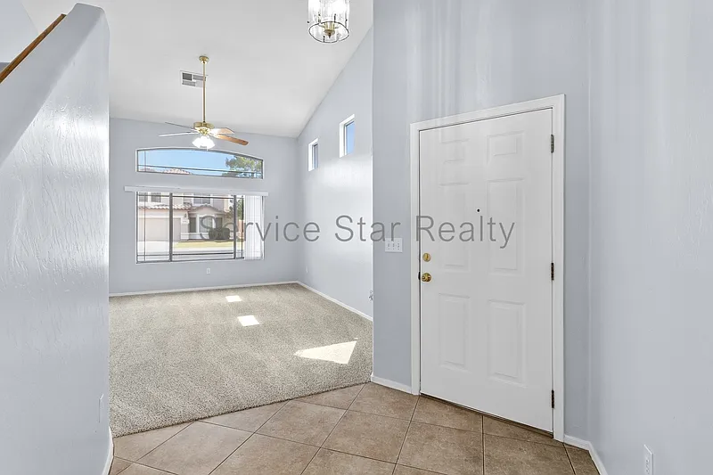4 bed, 2.5 bath, 2413 sqft, $2,595 — Photo 3