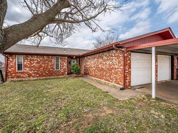 1301 Heather Ln, Moore, OK 73160