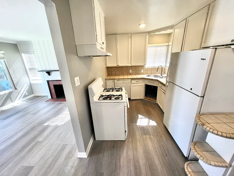 1135 1/2 E 67th St #1/2 — Photo 5