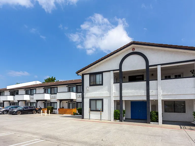 Oasis Apartments — Photo 11