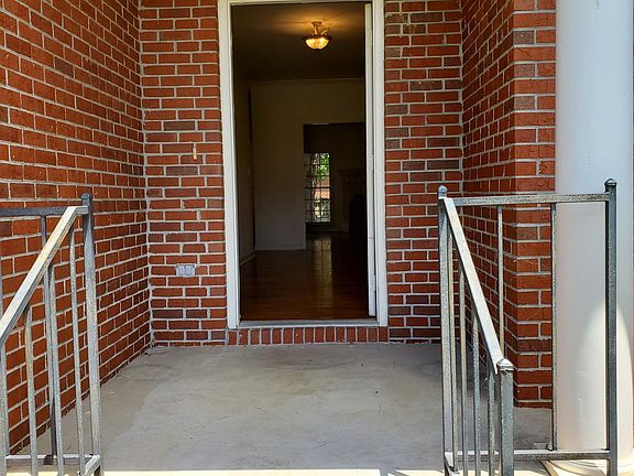 2nd image of 2805 Southhurst Dr SE