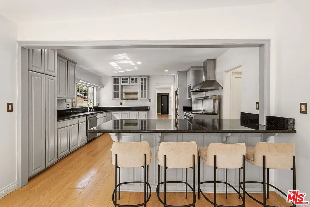 4 bed, 2.0 bath, 2248 sqft, $6,900 — Photo 3