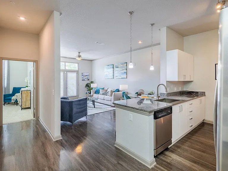Centre Pointe Apartments — Photo 17