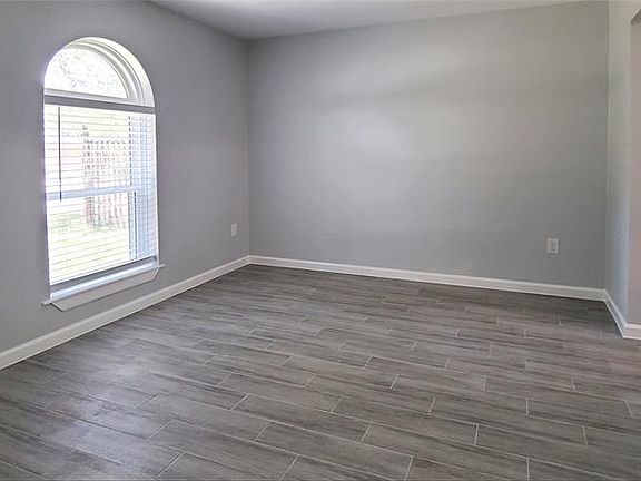 5th image of 302 Tiegs St