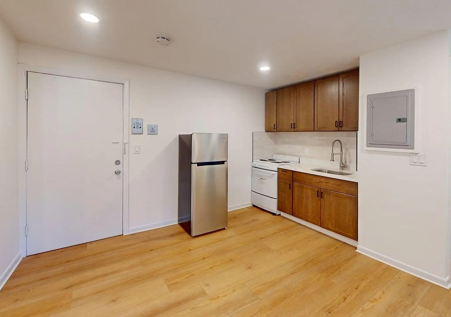 2 Granite — Photo 4