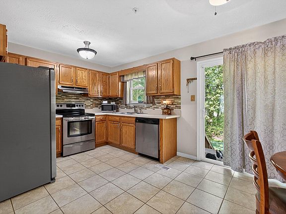 5th image of 127 Sycamore Dr