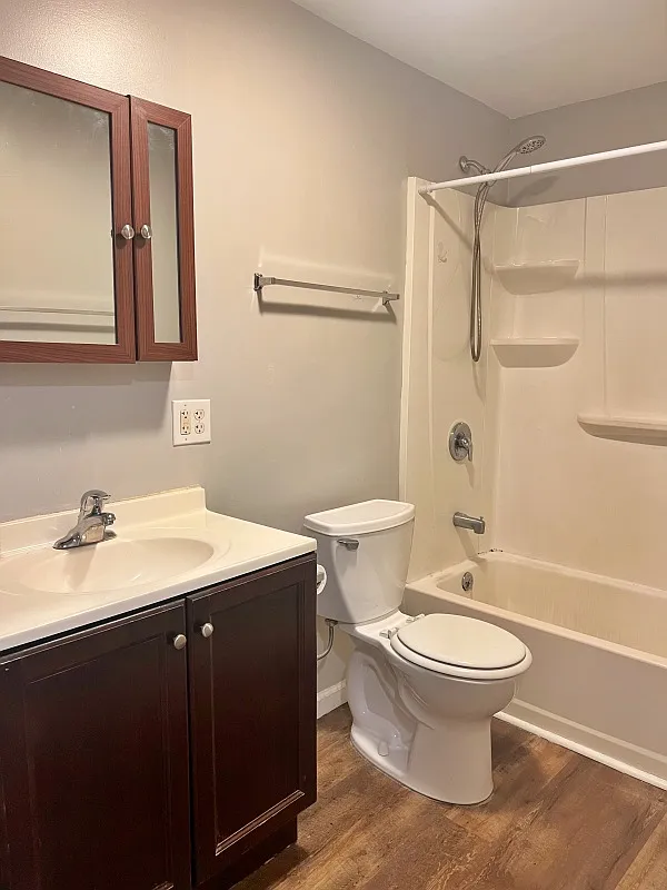 2 bed, $1,100 — Photo 4