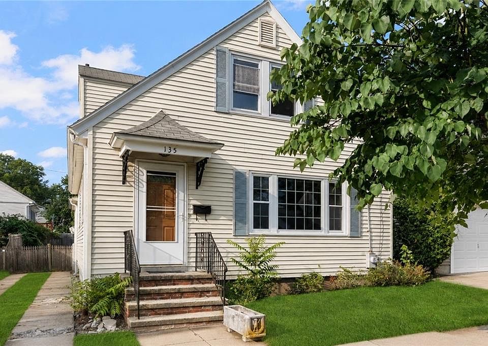 1st image of 135 Sandringham Ave