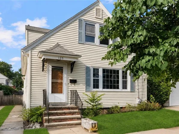 135 Sandringham Ave, Providence, RI 02908