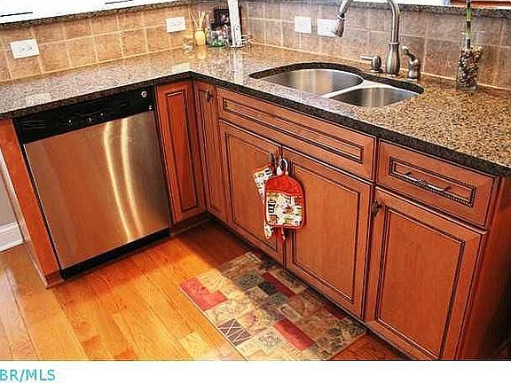 Kitchen closer view2